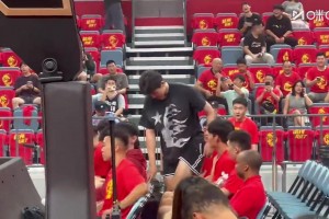 有望出战下一场男篮热身赛杨瀚森便装出席！来到场边观战！