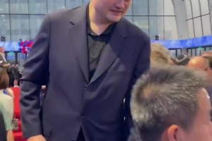 治愈偶像竟是篮球高手？这26秒片段够秀的